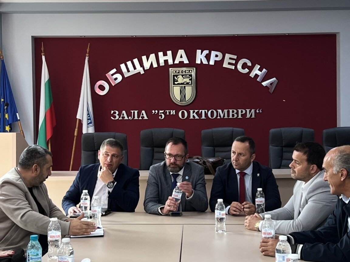 Обсъдиха няколко варианта за намаляване на задръстванията и подобряване на трафика в района на Кресна