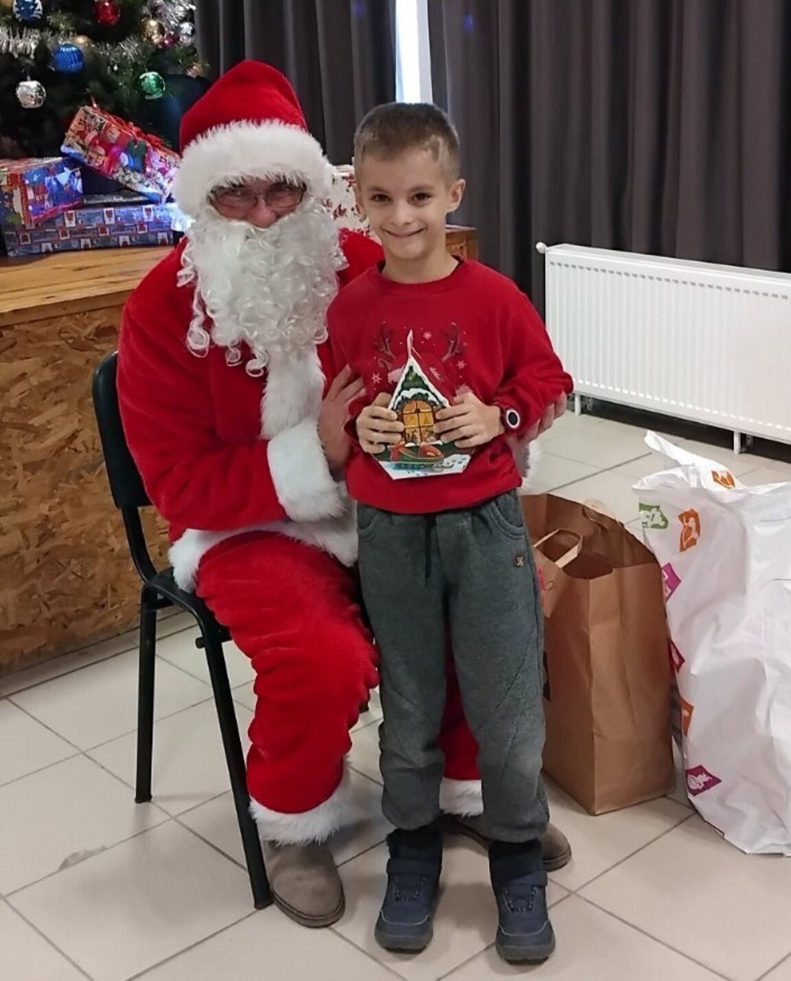 За Новата година майката на Виктор пожелава за семейството да бъдат много здрави, повече спокойни и най-вече - щастливи.