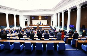 Парламентът заседава извънредно във вторник