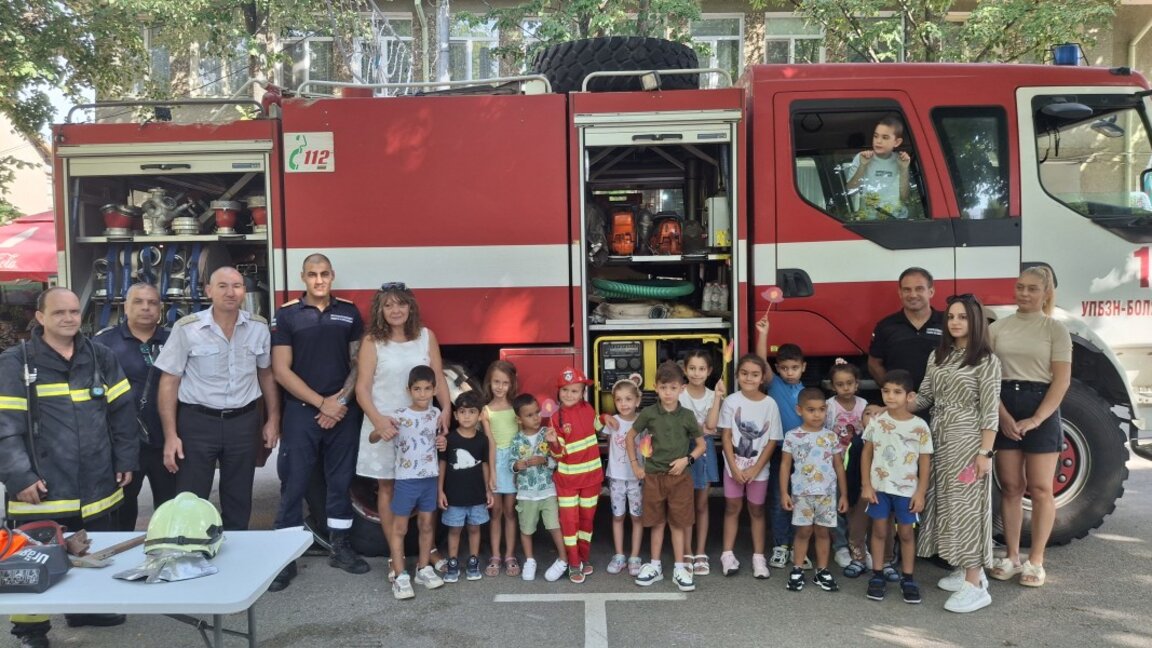 Децата на Болярово поздравиха пожарникарите