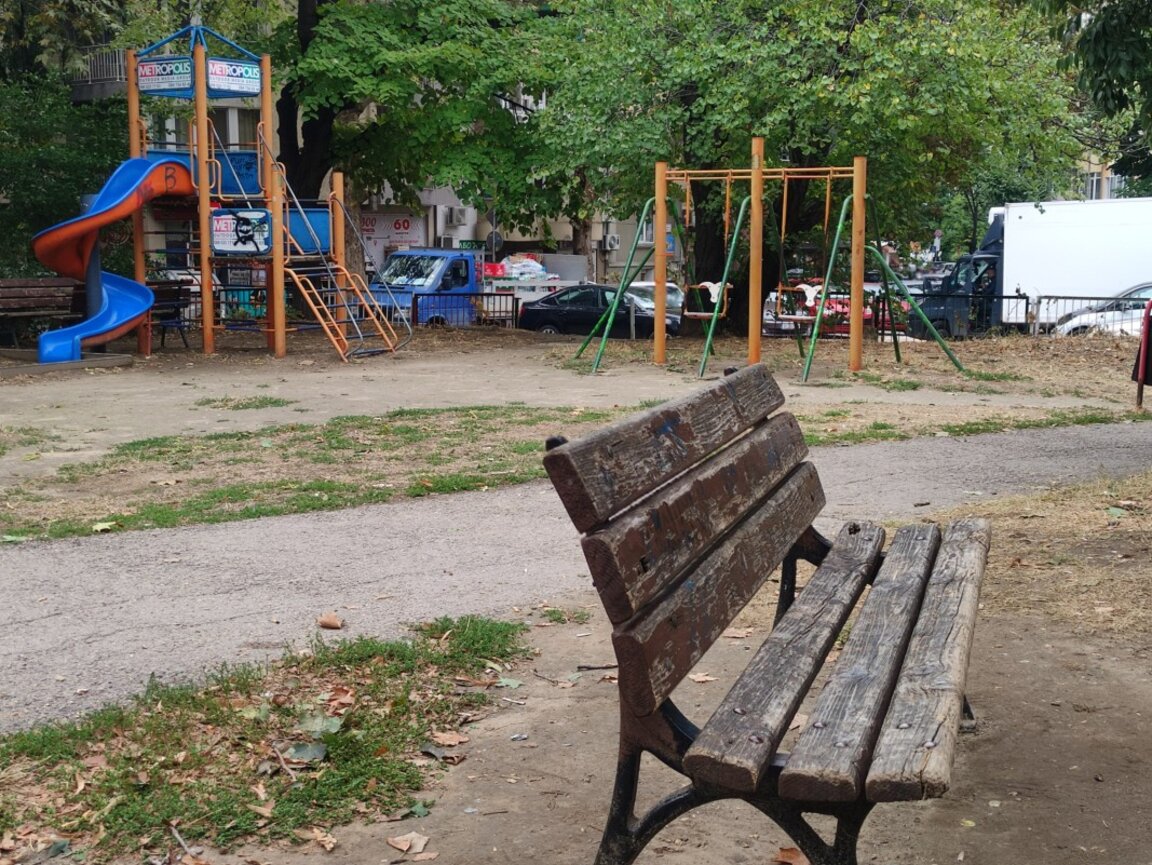 По ваш сигнал: Неподдържана е детската площадка на ул. "Сава Радулов", а съоръженията - опасни