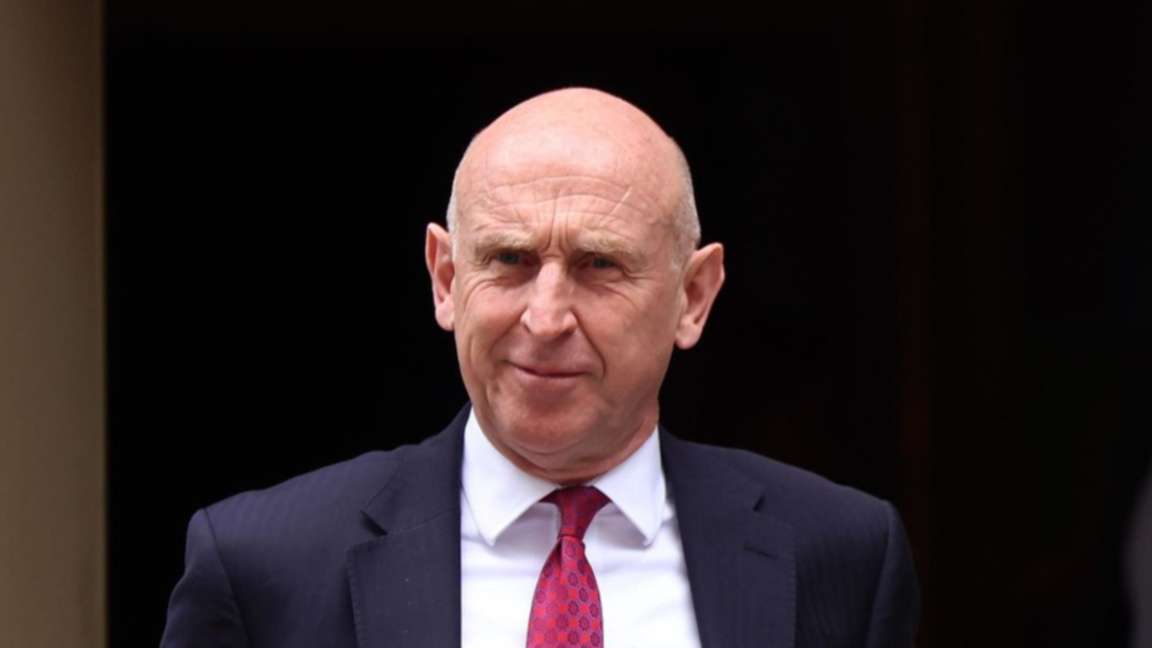 Министърът на отбраната на Великобритания Джон Хийли