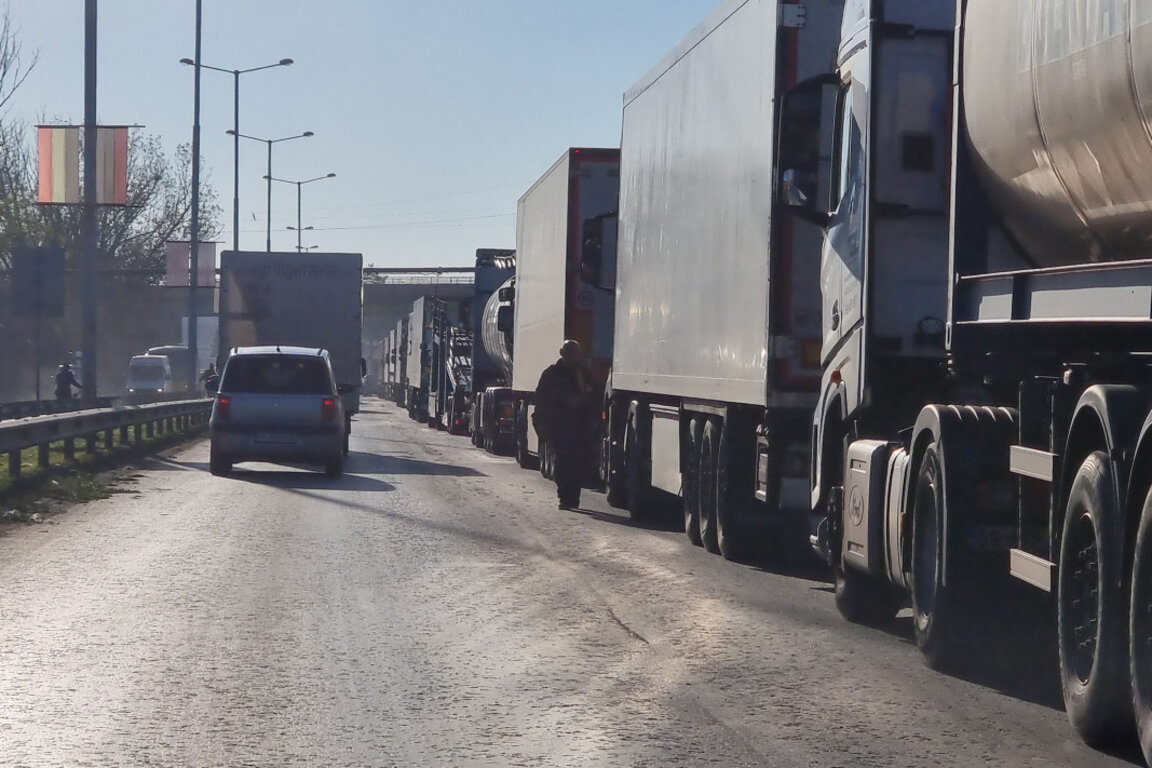 Стотици камиони изчакват преди Дунав мост и са паркирали по булевардите в Русе