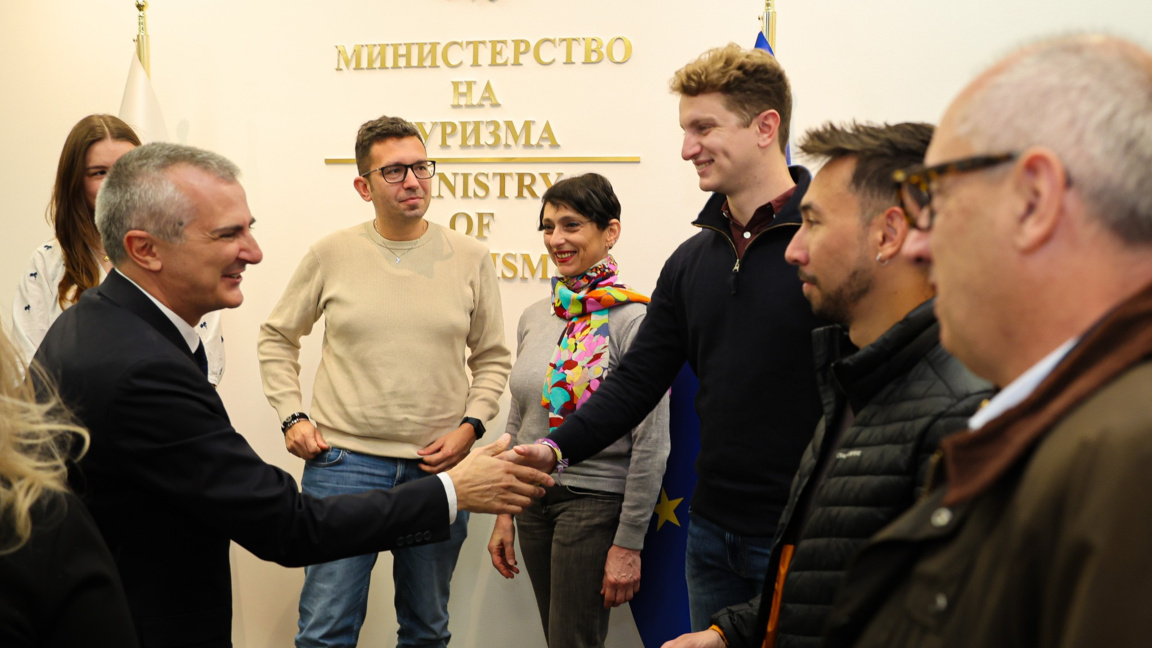 Министър Димитър Илиев поздравява представителите на медиите.