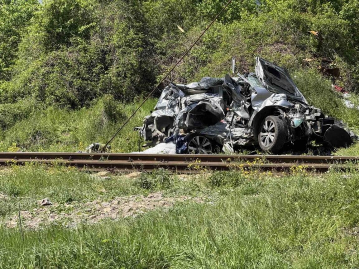 Влак помете автомобил на жп прелез в старозагорско