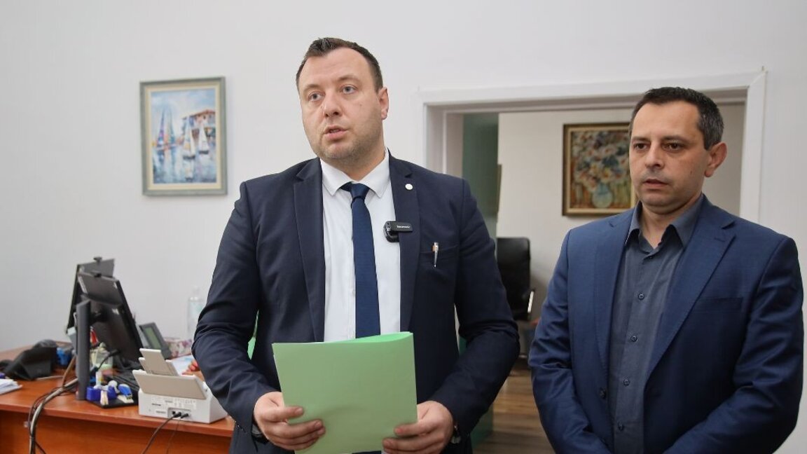Οι βουλευτές από τα κόμματα «Αναγέννηση» και ΗΕΤ Πέταρ Πετρόφ (αριστερά) και Κίριλ Βεσελίνσκι (δεξιά)