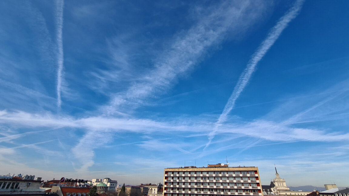 Παραμένει ζεστός ο καιρός με αραιές νεφώσεις και ασθενείς βροχές στα νοτιοανατολικά