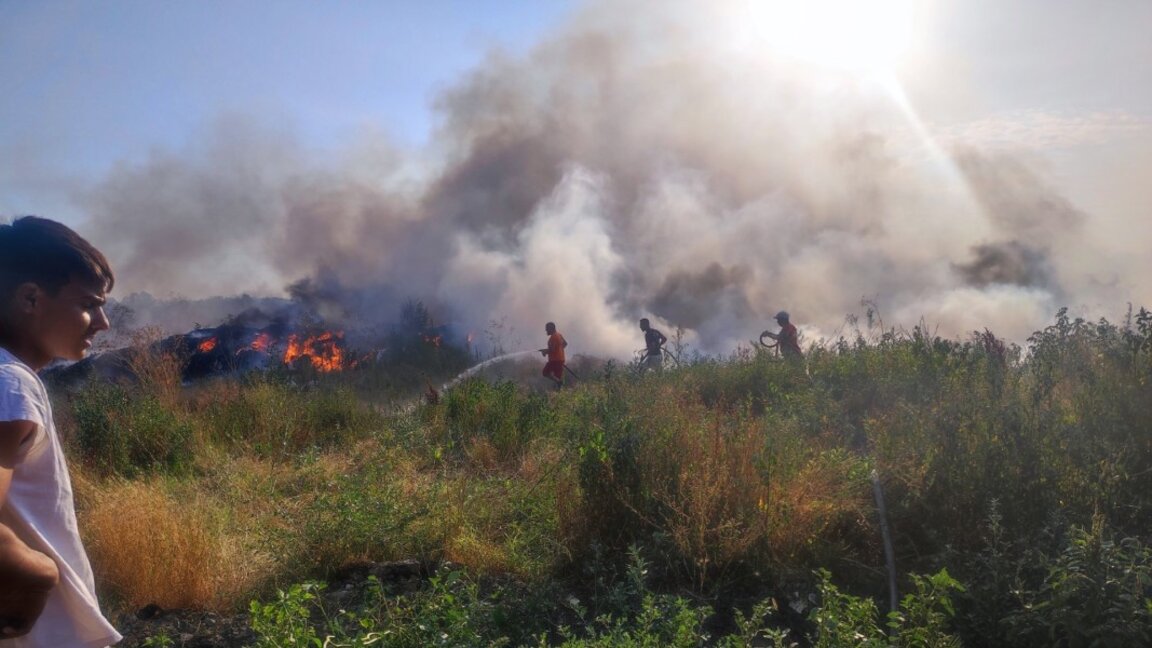 С два големи пожара се борят десетки огнеборци, горски служители и доброволци в Ямболско