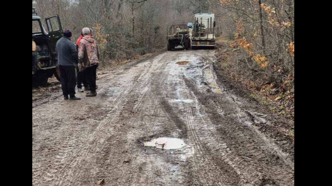 Пътят за Петрова нива е разбит, с колово...