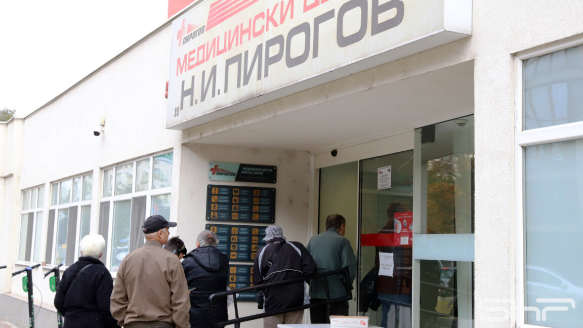 Продължават протестите пред "Пирогов" с настояване за оставката на директора