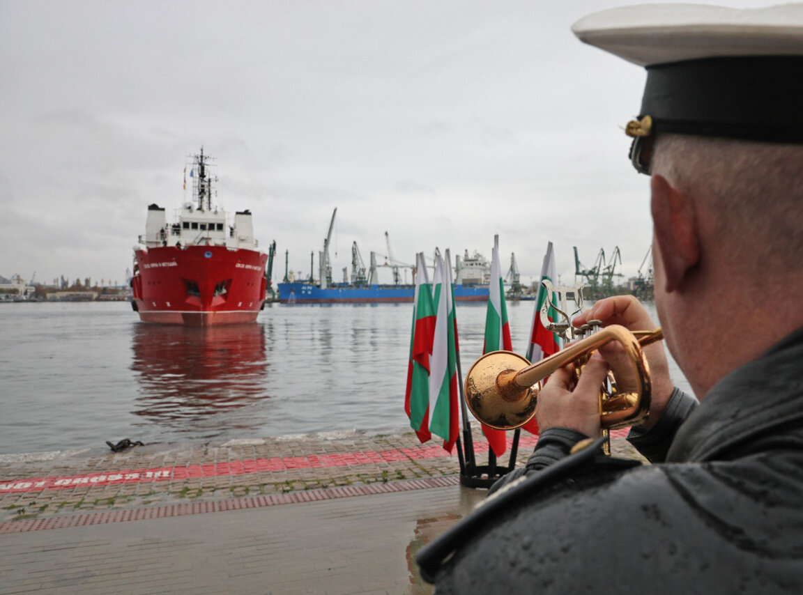 Research ship "Sts. Cyril and Methodius" departs for Antarctica