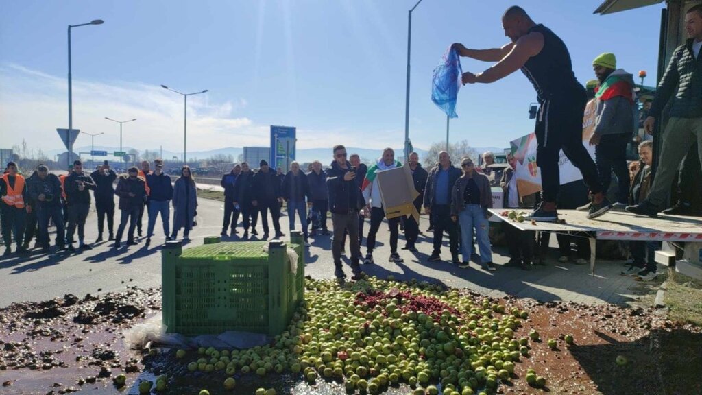 Протестиращите фермери тръгнаха към Пловдив, преди това изсипаха продукция
