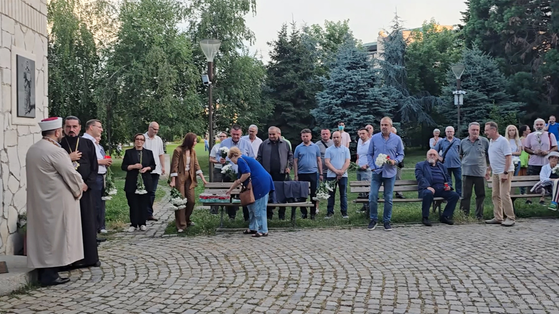 Българи и турци се събраха на бдение срещу закриването на Комисията по досиетата