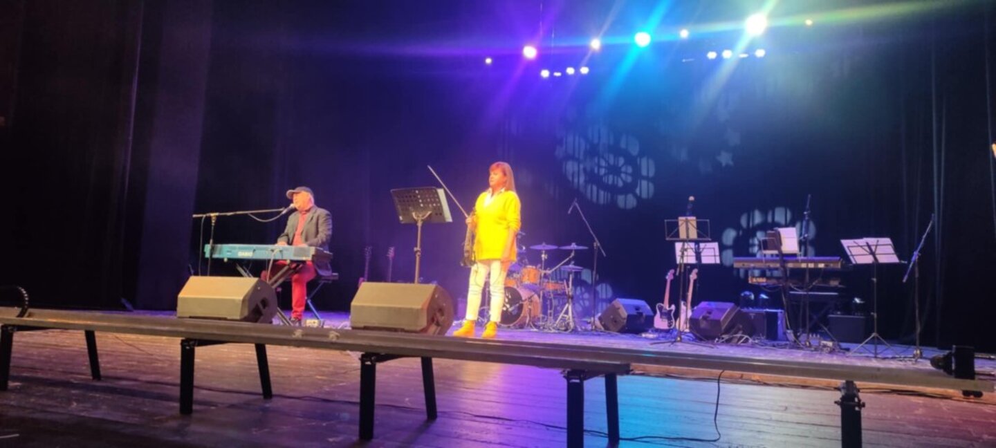 На сцената в Родопския драматичен театър "Николай Хайтов" Дуо "Вал-Ди" бе посрещнато с бурни аплодисменти