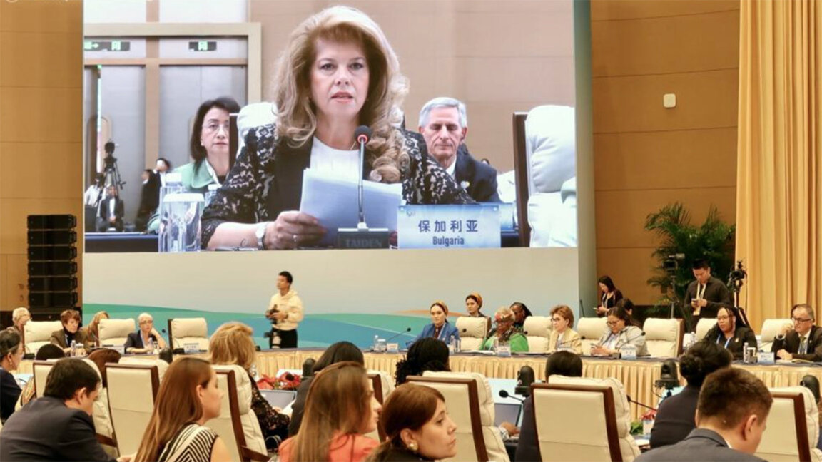 La vicepresidenta Iliana Yotova está de visita a China