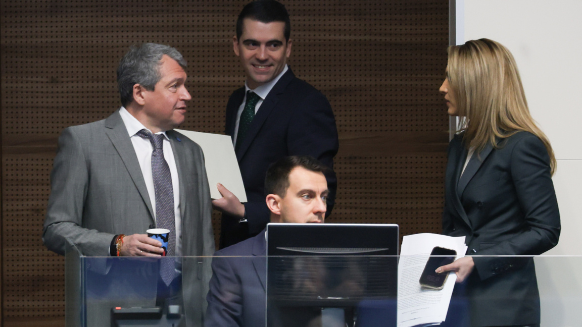 Тошко Йорданов (пръв отляво) разговаря с председателя на НС Рая Назарян -  11 февруари 2026 г.