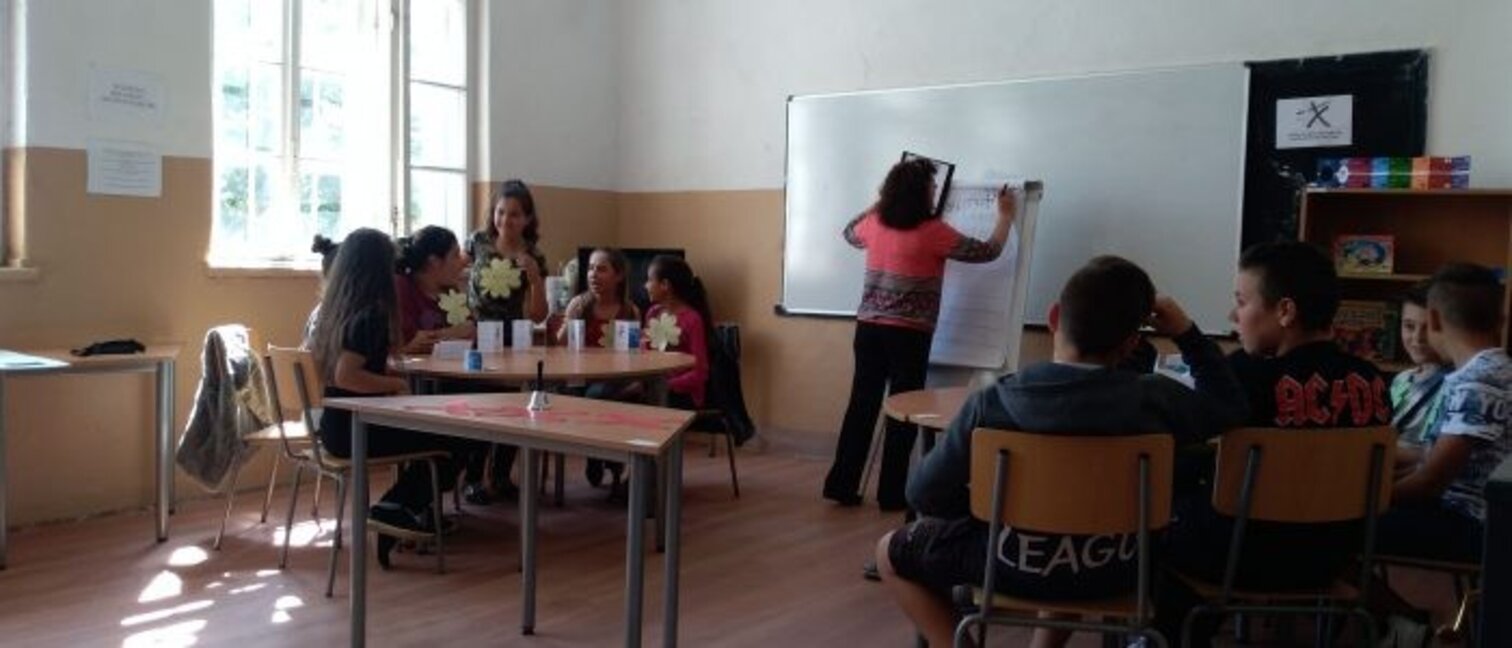 Училище се бори за оцеляване