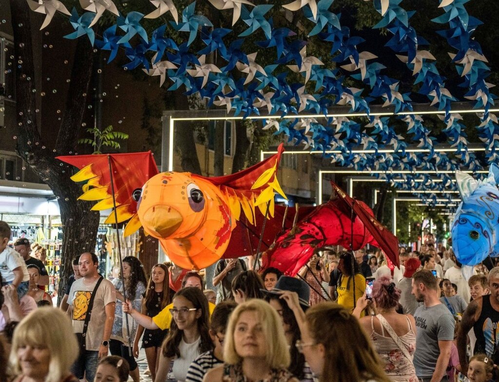 Големите марионетки на Puppets Occupy Street от Румъния ще се разходят из София