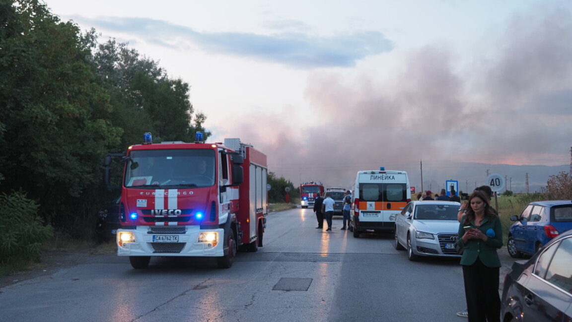 ОБНОВЕНА: Подпалиха се складове за фойерверки край Елин Пелин, разпоредена е незабавна евакуация