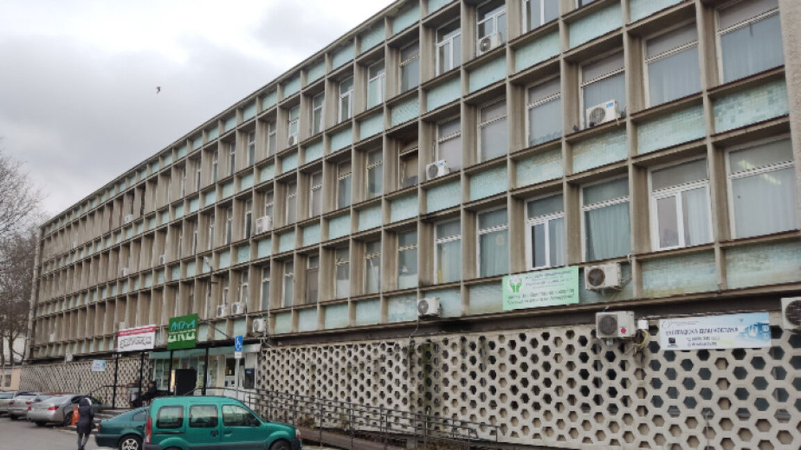 От ДКЦ-то в "Аспарухово" искат регулиран достъп до паркинга заради паркиращите от квартала