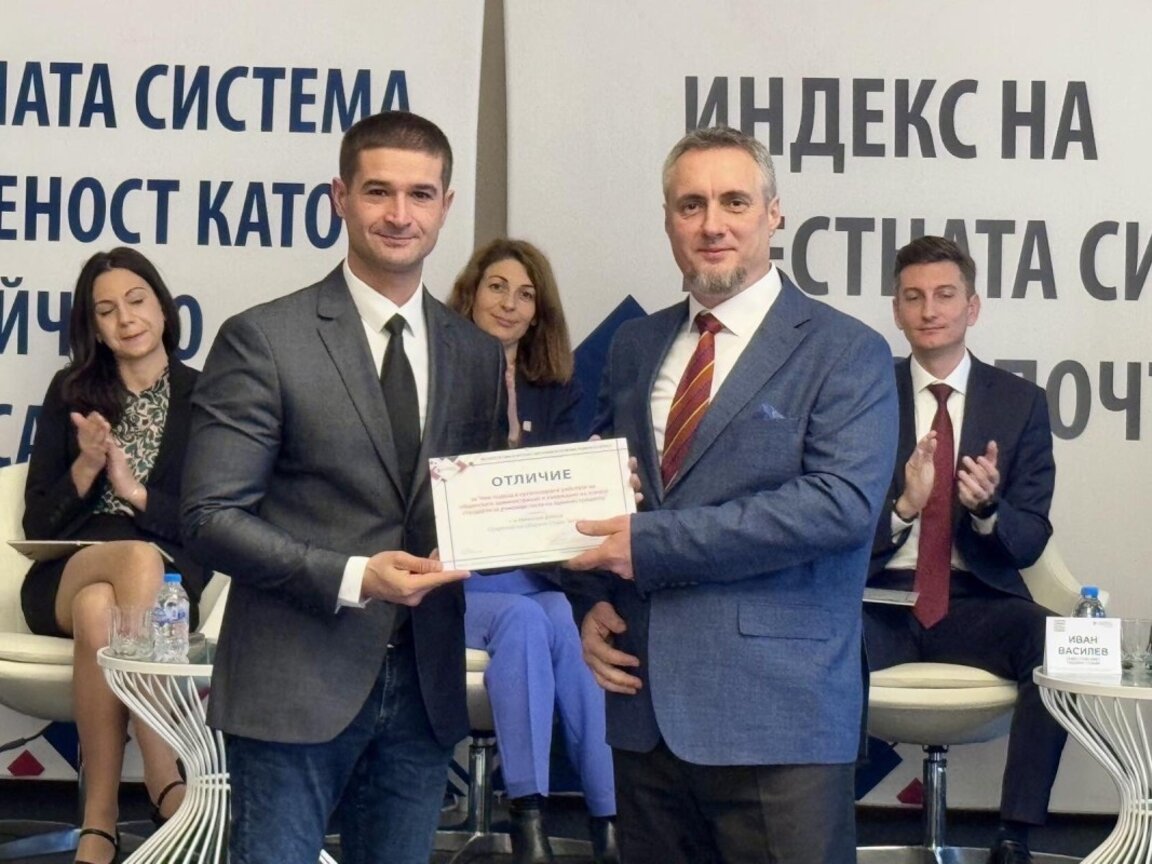Николай Диков получи отличието от Калин Славов, изпълнителен директор на Асоциация „Прозрачност без граници“.