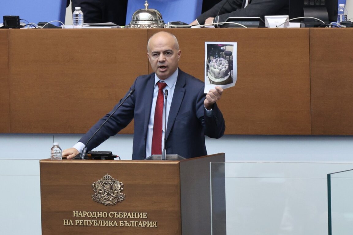 Торти с образа на ПСА предизвикаха скандал в парламента