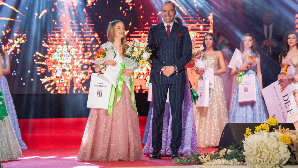 Кметът Огнян Атанасов награди победителките в 60-ия конкурс за девойка "Кюстендилска  пролет"