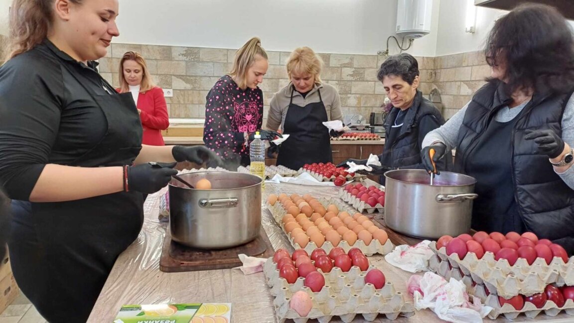 Над 7000 яйца боядисват в Бачковския манастир за Великден