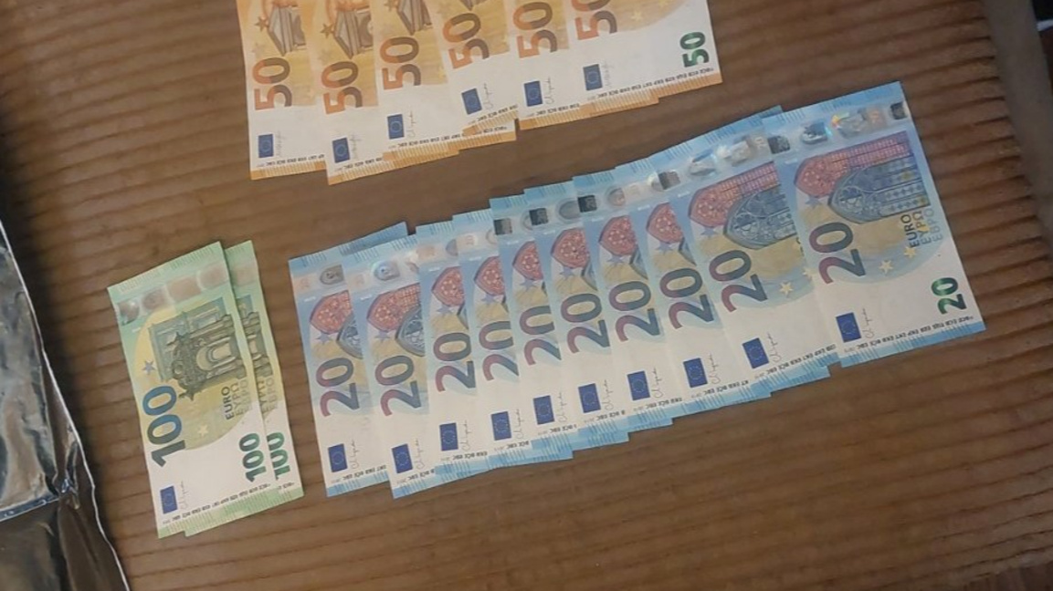 Задържаха жена в Стара Загора с пари и списъци със секции