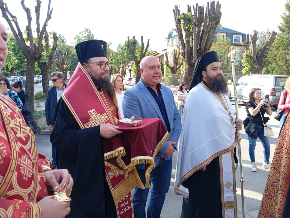 Във Вършец посрещнаха мощите на свети Георги