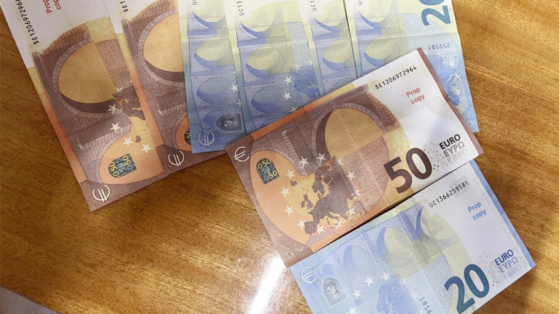 Младежи опитаха да си напазаруват с реквизитни евро банкноти