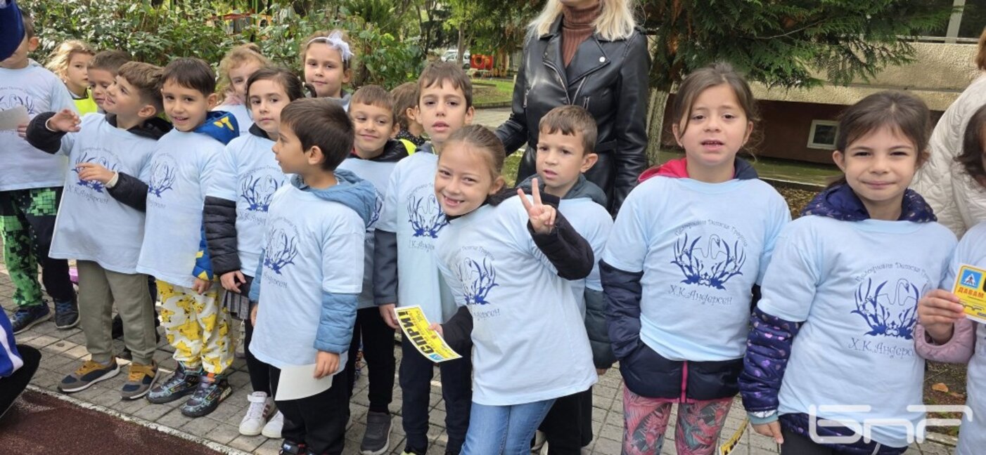 Деца учиха правилата за движение заедно ...