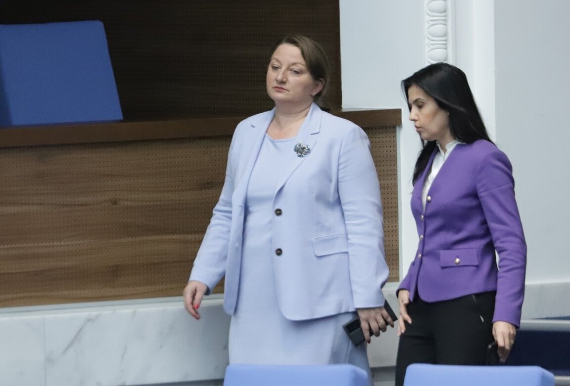 Деница Сачева в парламента