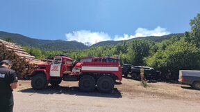 Затварят с техника от всички страни пожара в планината Славянка