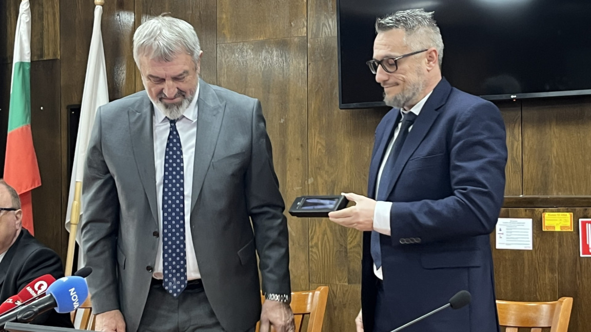 Новият областен управител на Русе Орлин Пенков (вляво) пое поста от Драгомир Драганов