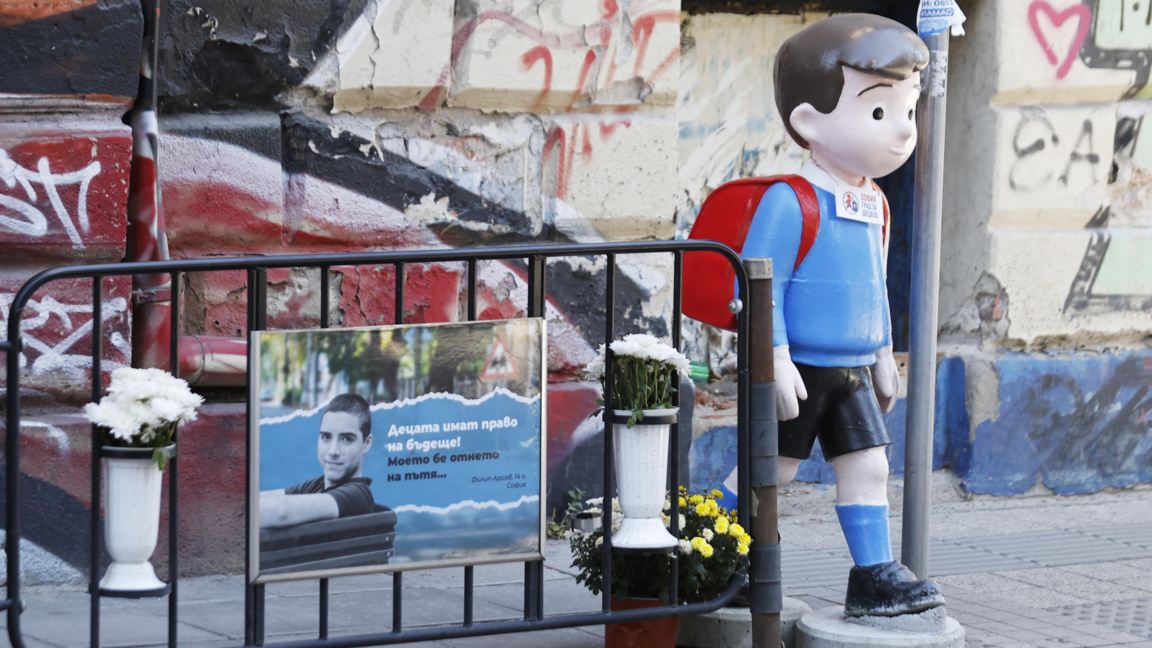 На кръстовището на улиците "Ген. Гурко" и "Цар Шишман" в София, където беше блъснат и убит Филип, са поставени статуи, илюстриращи пресичащи деца, с табелки: "София, град за децата", архив.