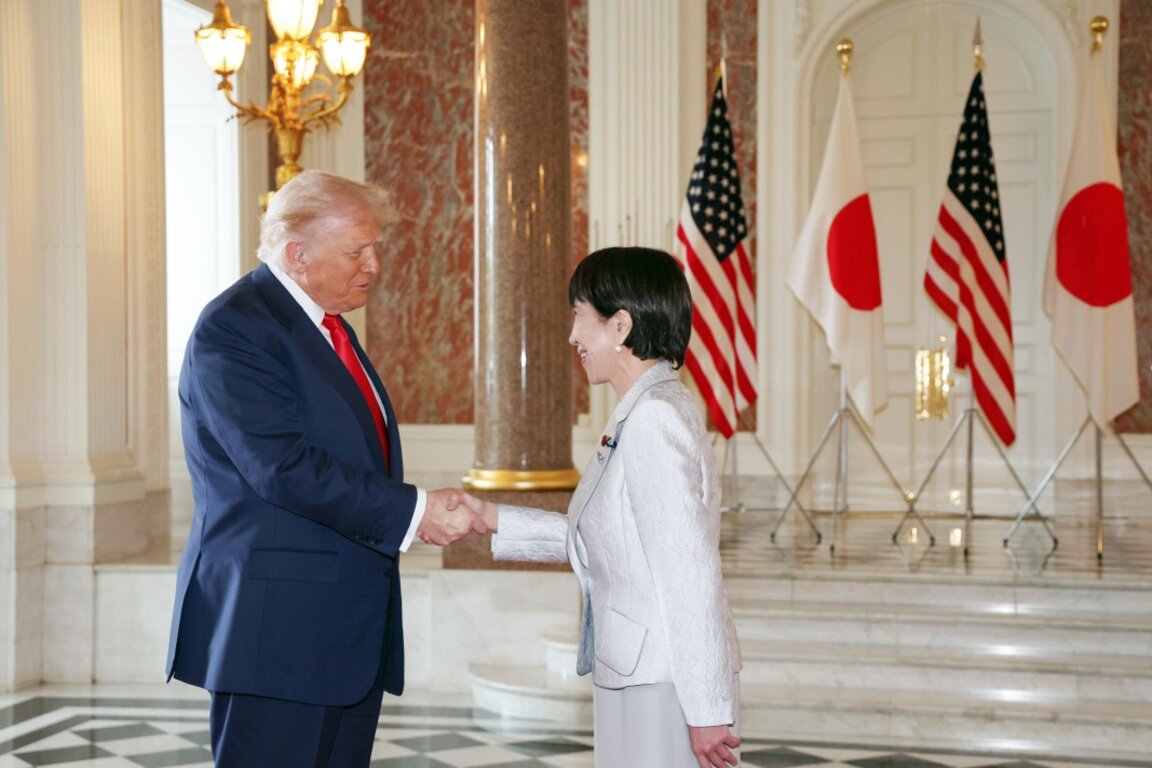 Доналд Тръмп и премиерката на Япония Санае Такаичи в Токио.