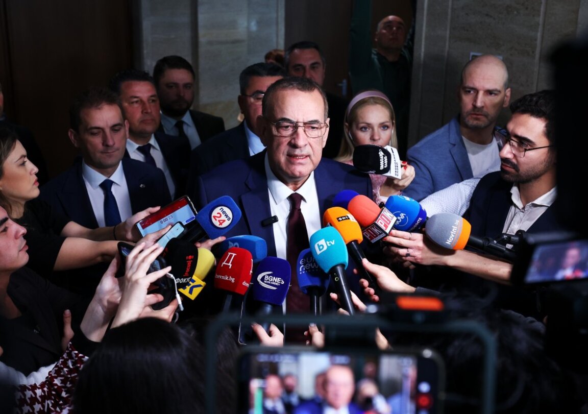 Джевдет Чакъров от АПС дава брифинг в кулоарите на парламента - 22 ноември 2024 г.