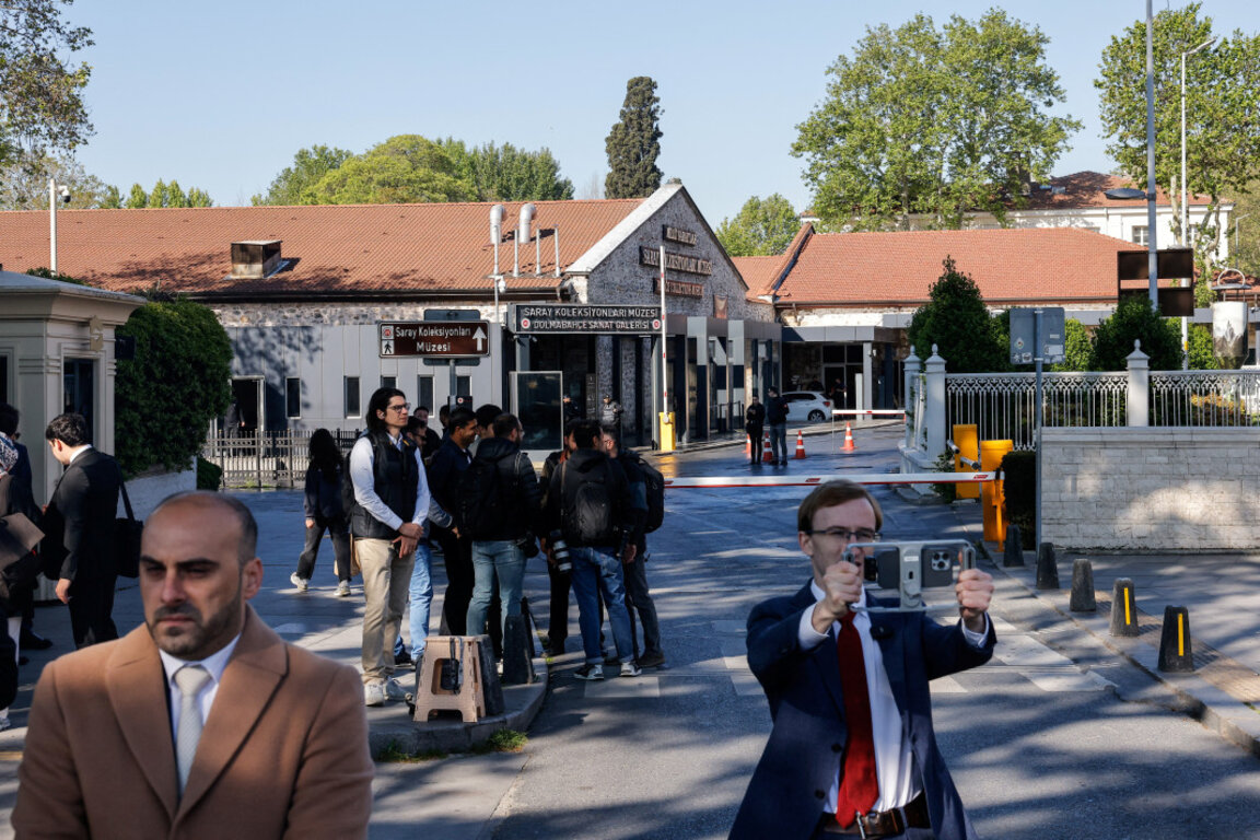 Журналисти очакват началото на преговорите в двореца Долмабахче, 15 май 2025 г.
