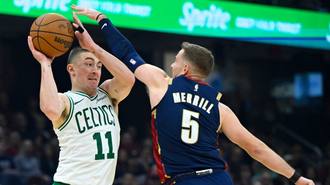 Пейтън Причард (с топката) вкара 18 точки за Бостън срещу Кливланд.