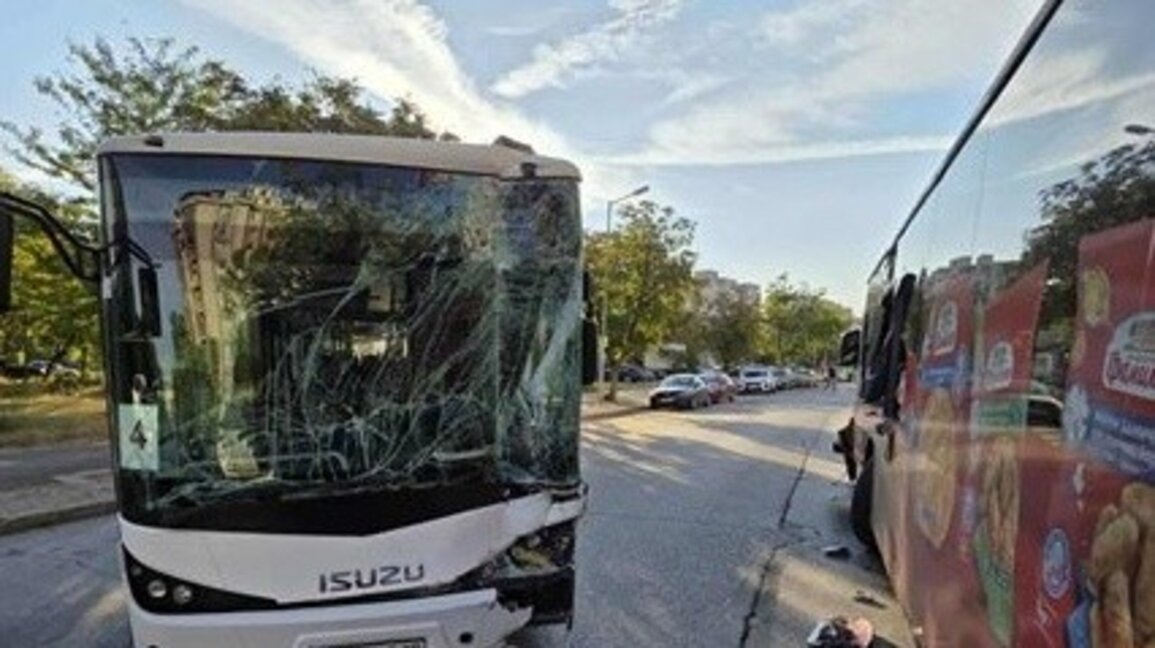 Два градски автобуса се сблъскаха в "Тракия", пострадлите са в болница