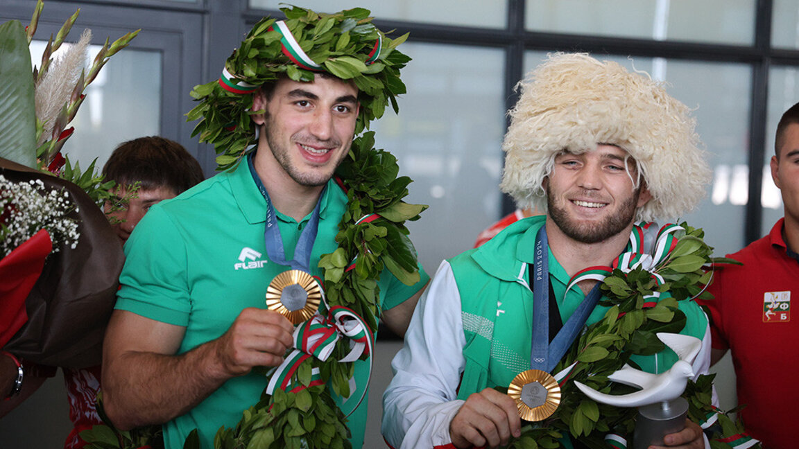 Bulgaria și-a întâmpinat cu lauri campionii olimpici la lupte Semyon Novikov și Magomed Ramazanov