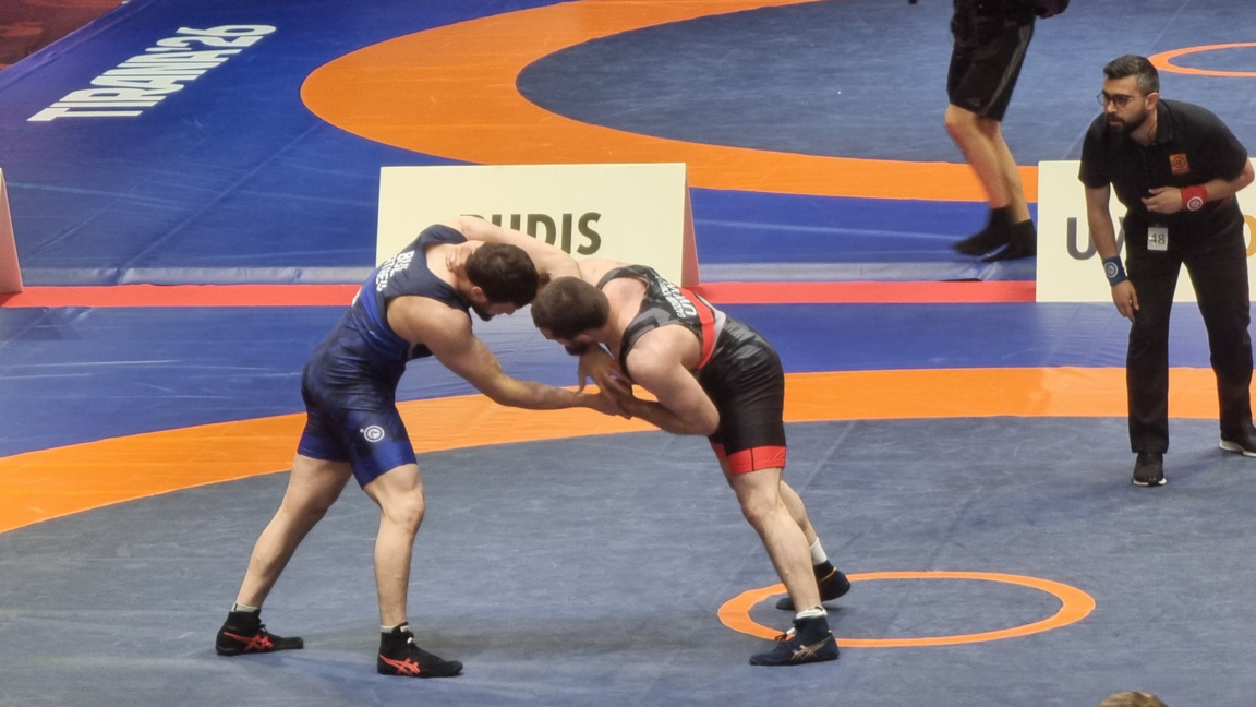 Батаев (синьо трико) в схватка с руснака Аманула Хаджимагомедов