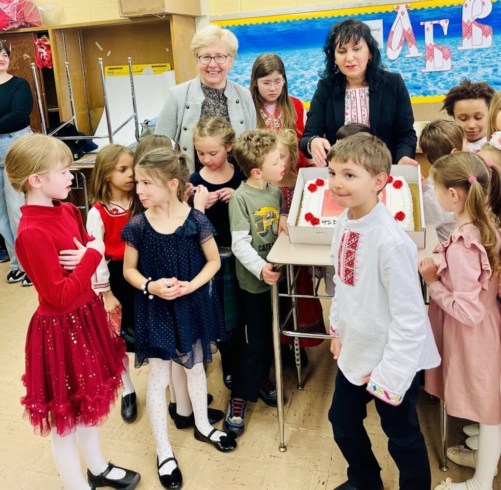 Neli Hadzhiyska y niños de la Escuela Nacional Búlgara "Gergana" en Nueva York.