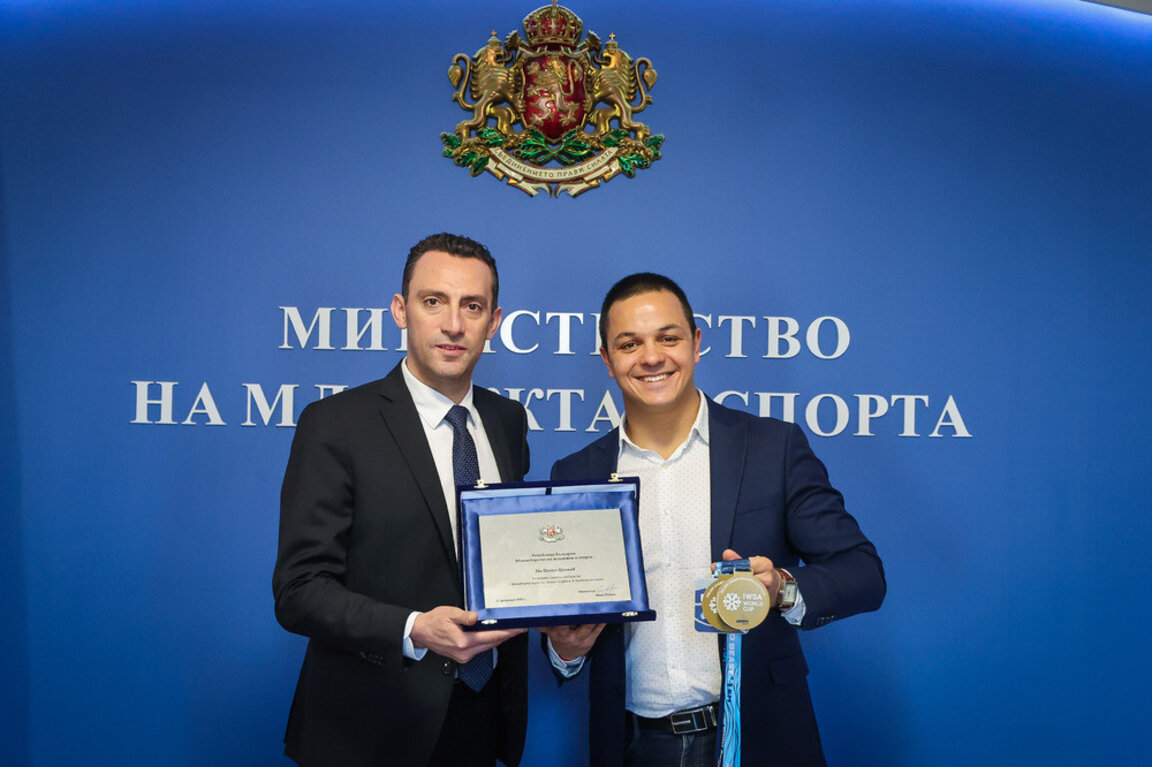 Министърът на младежта и спорта Иван Пешев поздравява Цанко Цанков за отличното представяне на Световната купа по зимно плуване в Гдиня, Полша.