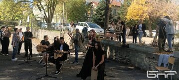 Ученици от Ловеч пяха "Клетва" в памет на Кирил Маричков
