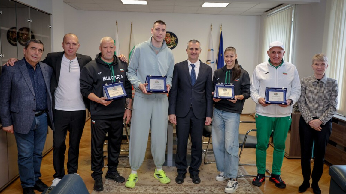 ММС връчи парични премии на Божидар Саръбоюков и Александра Начева