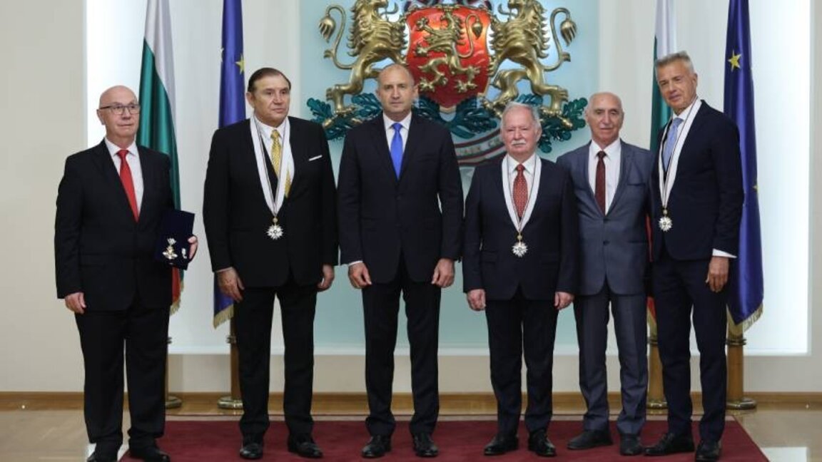 În fotografie (de la stânga la dreapta). Prof. dr. Lalko Dudevski, prof. Nikolay Valkanov, șeful statului Rumen Radev, prof. Țolo Vutov, prof. dr. ing. Prof. Nikola Dobrev, Krasimir Dacev.
