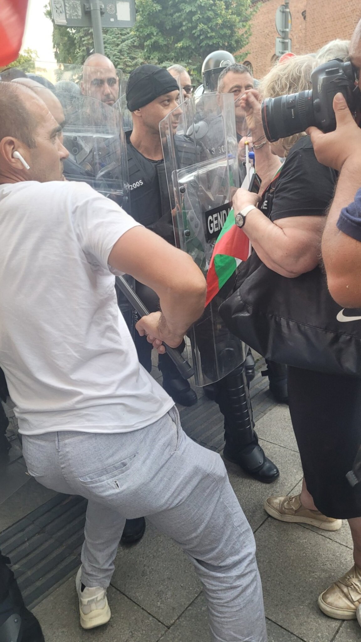 Протестиращите срещу еврото в София опитаха да пробият полицейския кордон край сградата на СО