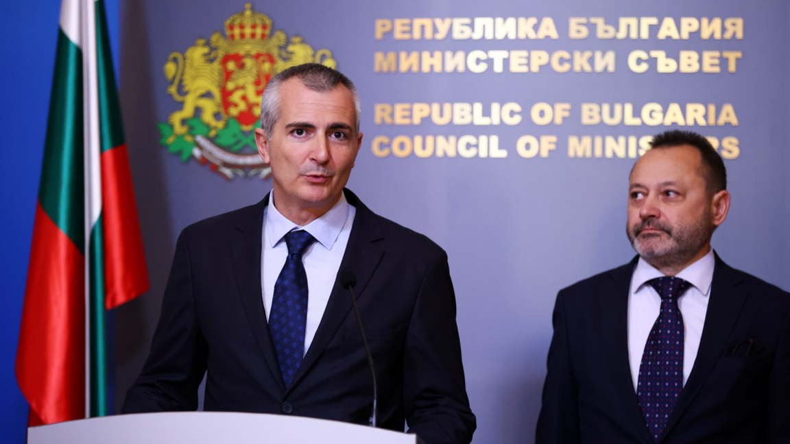 Служебният министър на младежта и спорта Димитър Илиев (вляво) и служебният министър на регионалното развитие и благоустройство Николай Найденов правят изявление за медиите